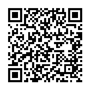 走在最前头的两混混搀扶着一个受伤的混混走了出来二维码生成