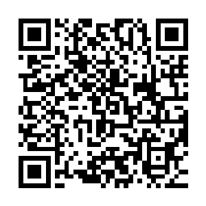 赵玉山瞪大眼睛看着不时从小树林外面的水泥路面上走过的士兵二维码生成