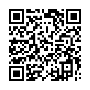 跳上鞋柜探出上身摁下门把开门准备出门二维码生成