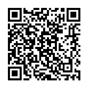 转回身把还插在办公桌上的匕首拔出来仔细看了一会二维码生成