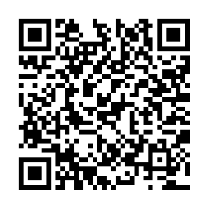 迅速地拿出粉笔在电线杆上留下了一个醒目的标题二维码生成