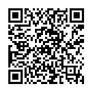 近乎是完全赤果的上半身露着壮硕的肌肉和庞大的气息二维码生成