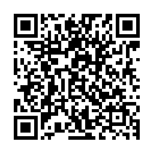 还非常热情的递上他的一张镀金的名片……名片上写着一个名字二维码生成