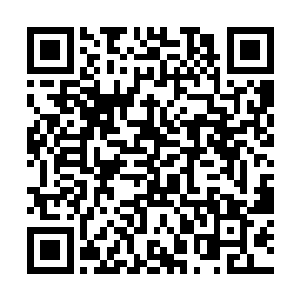 这位还显得颇为年轻的黑旗军领导者正在书桌上写字二维码生成