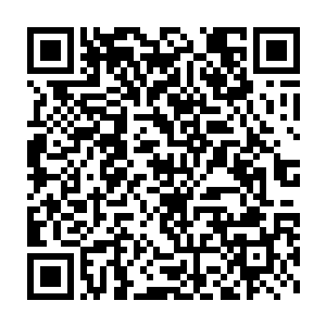 远远就看到几百米开外的一处空地上已经站满了头顶安全帽的建筑工人二维码生成