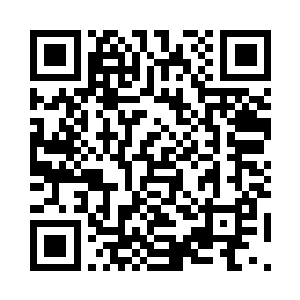 通宵整宿的一位老人在数名精壮扈从的陪伴下二维码生成