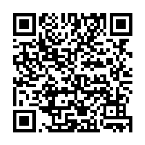 那个身体消瘦的囚犯的眼睛不时的在易北寒的脖子上扫过二维码生成