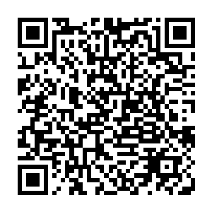 里面有一个体型超巨大的家伙正半躺在几个身无寸缕趴跪在地上的美女背上二维码生成