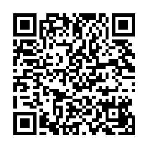 闲在商行大厅内等候的罗双飞抱臂在胸前左看右看了会儿二维码生成