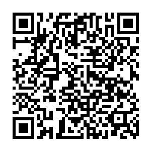 除了拱门门头的位置处还有一小片地方尚未被那些六角星形的图案填满之外二维码生成