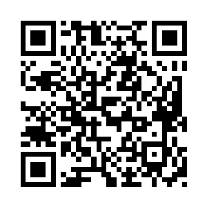 雨果的右手下意识地在沙发靠手上轻轻拨动着二维码生成