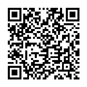 面具女和领班在戏班子其他成员把流动舞台上家伙什收拾好之后二维码生成