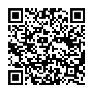 顾客可以在这里自由挑选衣架上的成衣并且试穿二维码生成