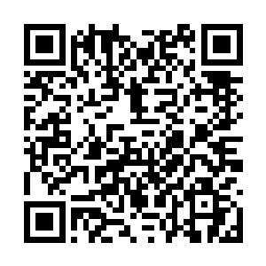 飞艇中央的大厅顶部布满各种加强金属支架和管道二维码生成