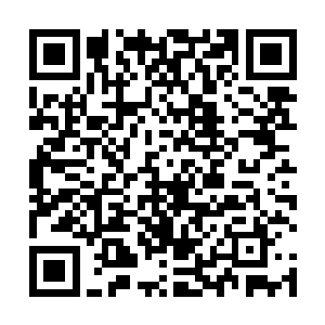 高跟凉鞋把颀长匀称的小腿衬托得犹如模特儿走秀一般二维码生成