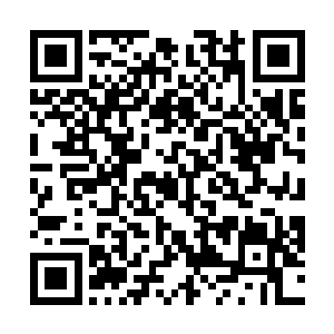 髻间插着锤珠却月钗和简单的桂花金丝镂空珠花点缀着二维码生成