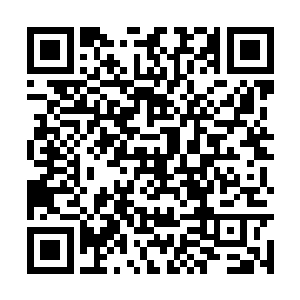 黑色的军用悬浮车雨燕一般在瓢泼大雨中疾驰而去二维码生成