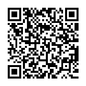 黑衣男子看着邪魅无双的传说中的嗜血魔王那勾唇一笑的模样二维码生成